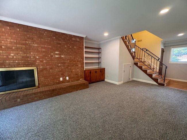 Building Photo - 4 Bedroom Jamestown Beauty!