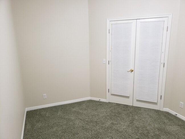 Building Photo - Bright Home with 2 Car Garage