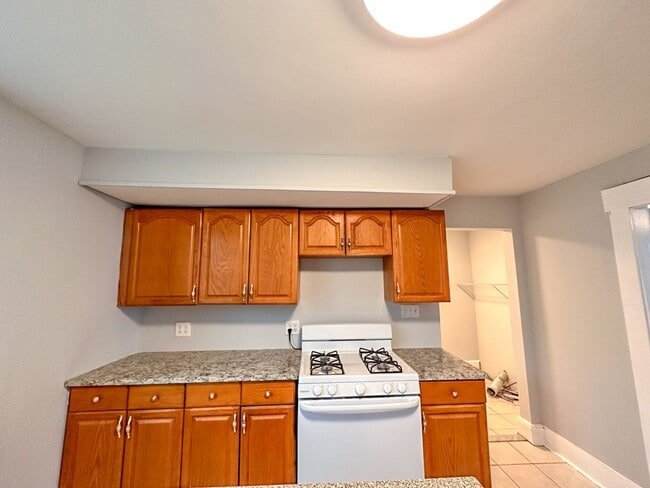 Building Photo - Lovely 3-bed Single Family Home in Hamden! Gorgeous Hardwood Floors throughout!