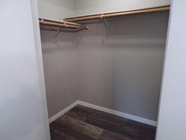 Building Photo - 5006 Parkwood Dr