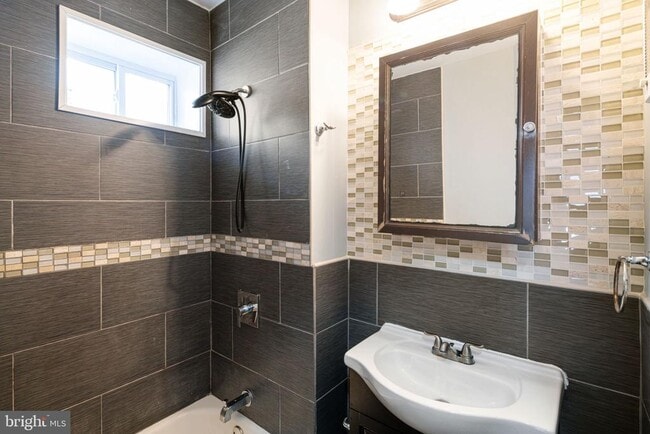 Building Photo - 447 N Wilton St