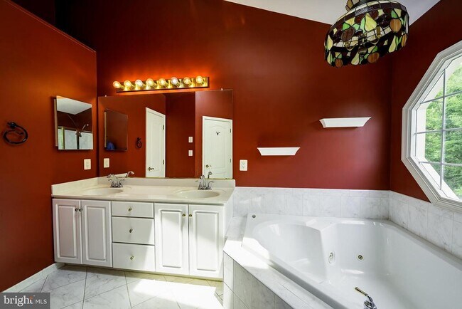 Building Photo - 1156 Regal Oak Dr