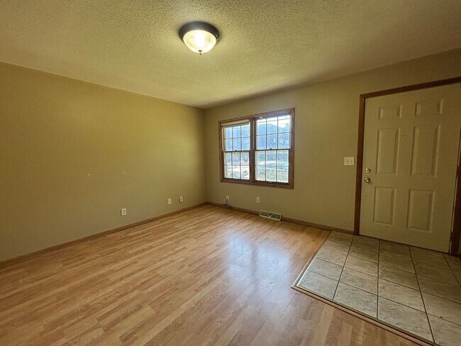 Building Photo - Awesome 3 BR/1 BA End-Unit Townhome in Minneapolis!