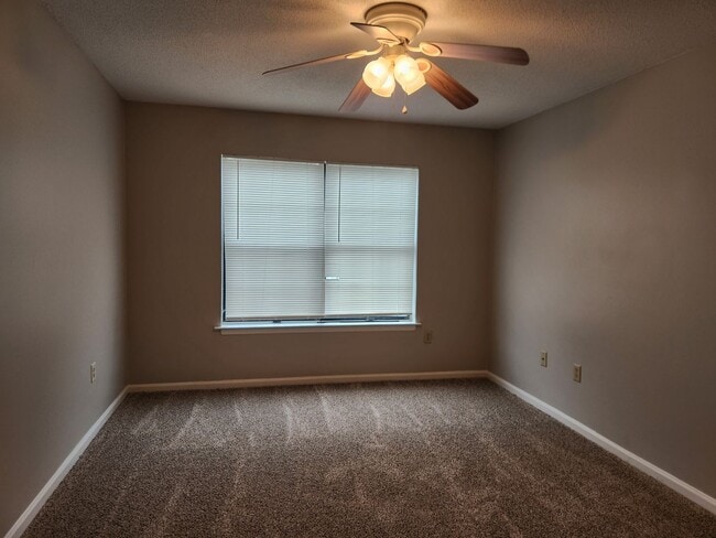 Building Photo - **Available January 1st** 3 Bedroom, 2.5 Bath Town Home