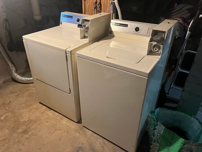 Building Photo - 11 2nd St