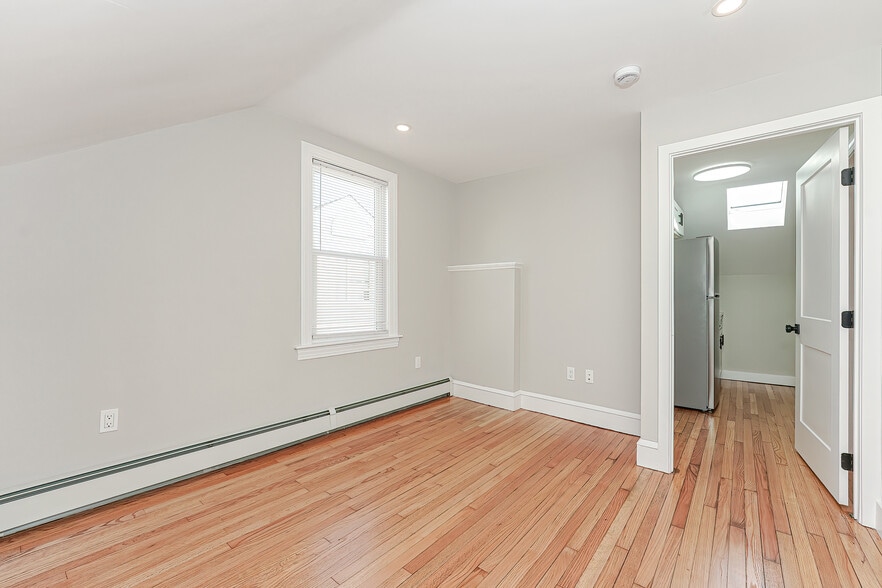 Building Photo - 26 Saint James St