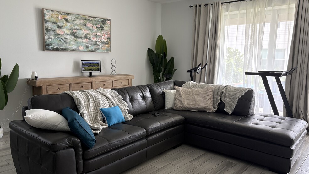 Living room - 500 SE Ranch Oak Cir