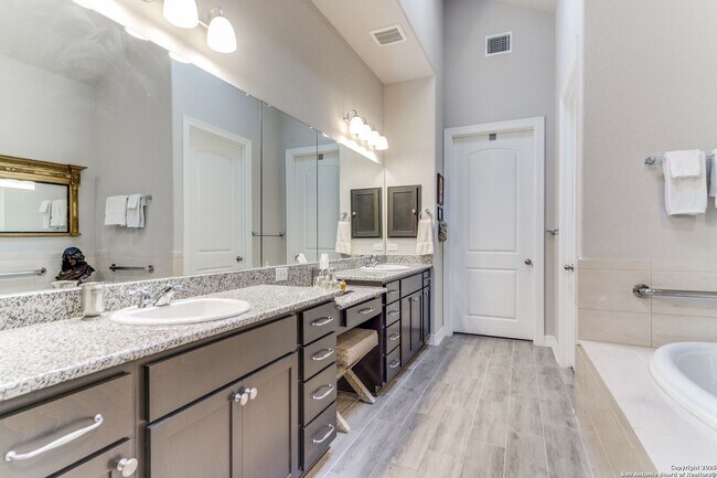 Building Photo - GORGEOUS 3-BEDROOM, 3-BATHROOM SINGLE STOR...