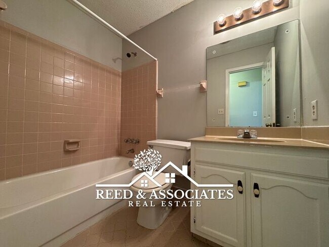 Building Photo - 3 Bedroom in Hickory Ridge - South Riverdale