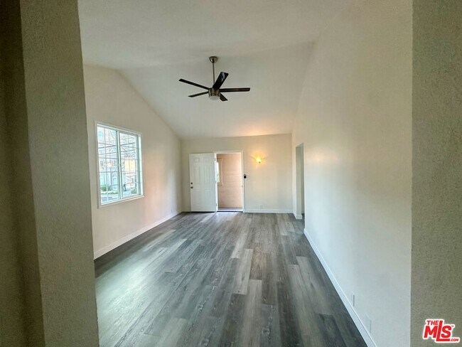Building Photo - 1762 1/2 N Las Palmas Avenue