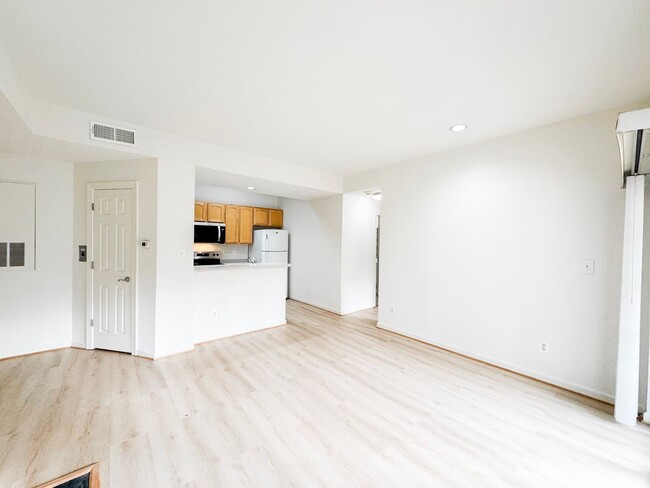 Building Photo - Beautiful 1 Bed 1 Bath Condo With Patio In...