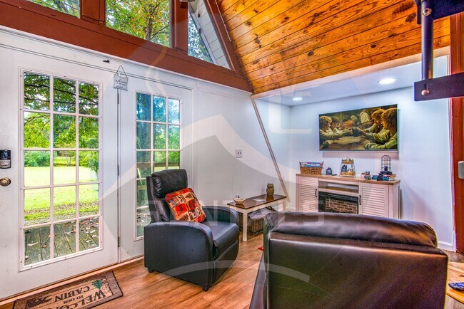 Building Photo - Charming 3 Bedroom 1 Bath A-Frame home loc...