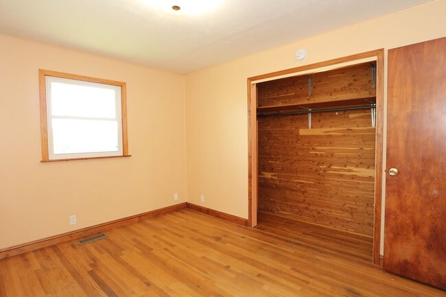 Building Photo - Country Rambler on Large Lot!
