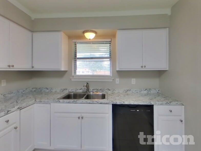 Building Photo - 1721 Oak Tree Dr