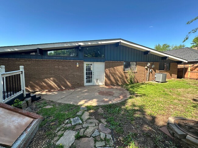 Building Photo - FOR RENT: Charming 3-Bedroom, 2-Bath Home in Yukon! - Move In Deposit-Free! (If Qualified)