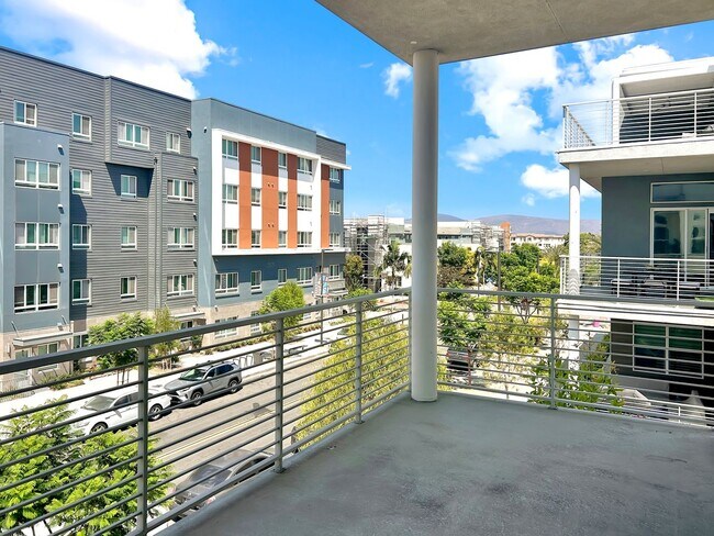 Building Photo - Stunning 3B/3BA 4-story Upgraded Home w/ P...