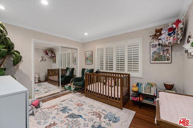 Building Photo - 1121 N Olive Dr