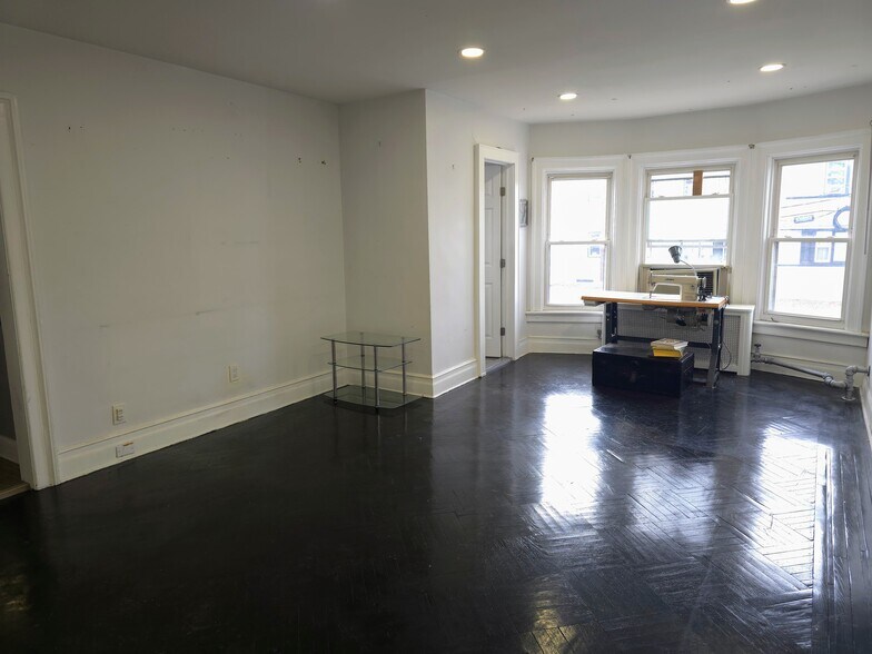 Building Photo - 19 Rossmore Pl