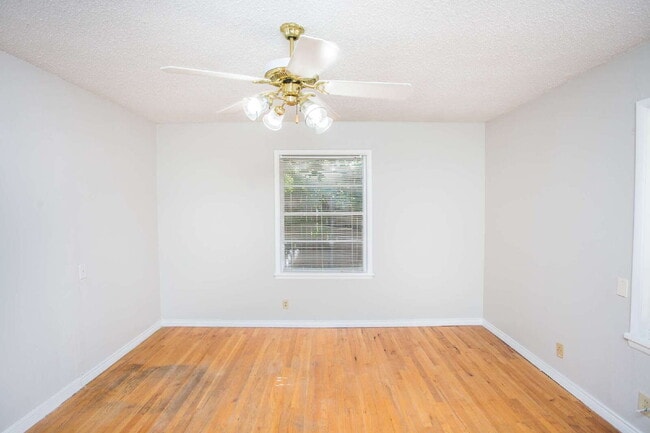 Building Photo - "Spacious 5-Bed Oasis with Granite Elegance & Hardwood Charm in Lubbock!"