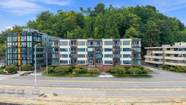 Building Photo - Enormous Waterfront Alki Condo w/ Stunning Views