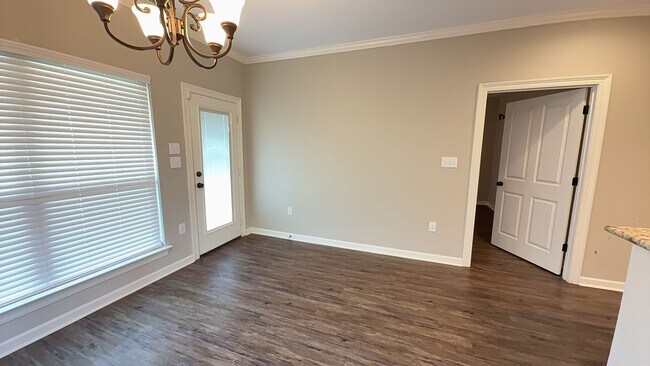 Building Photo - 3 Bedroom 2 Bath home located in coveted L...