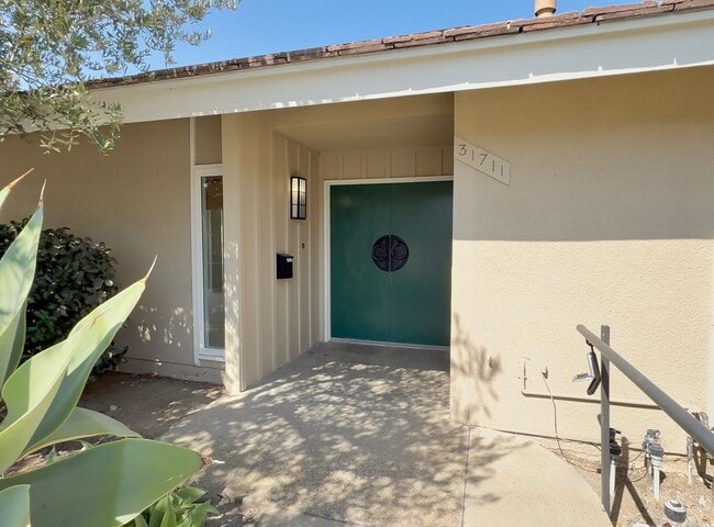 Building Photo - $1000 OFF FIRST MONTH! Gorgeous 2 Bedroom ...