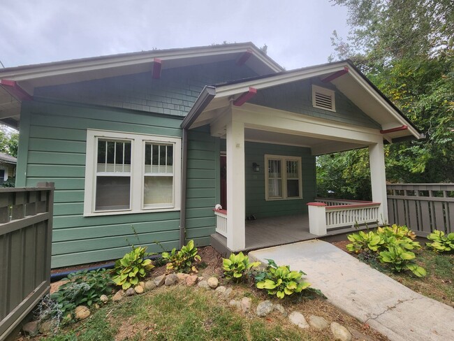 Building Photo - West Asheville Bungalow