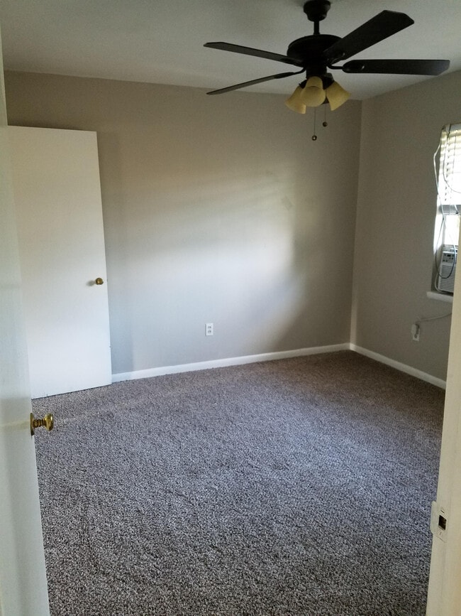 Building Photo - 2113 Henderson Dr