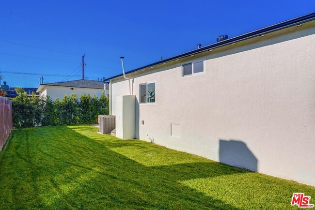 Building Photo - 4725 Sawtelle Blvd