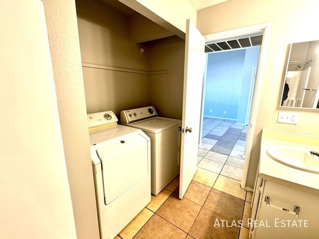 Building Photo - ONE MONTH FREE! Available! 2 bed/ 1 bath A...