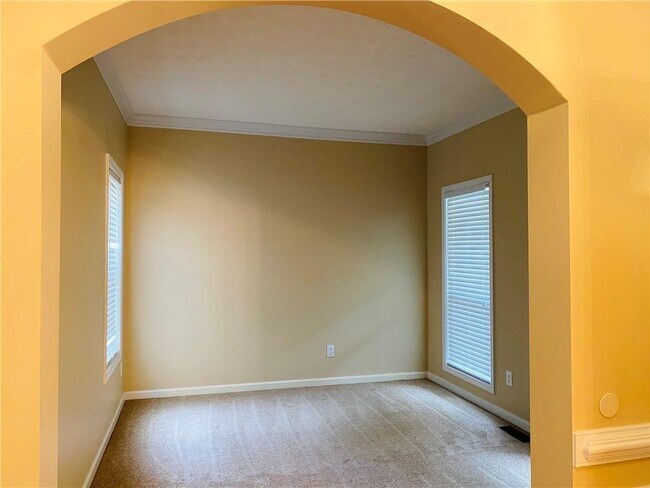 Building Photo - 3400 Palm Cir
