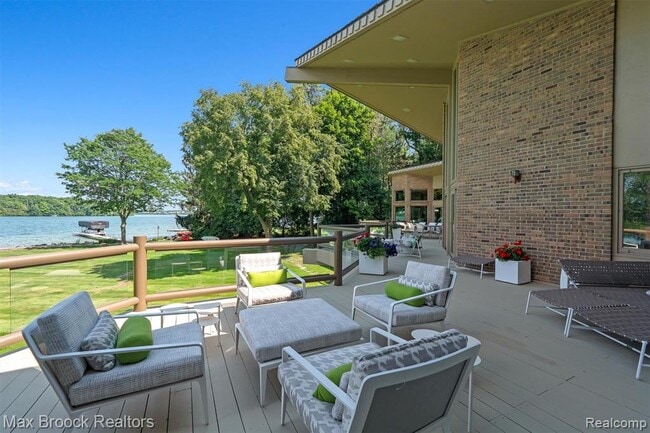 Building Photo - 3333 W Shore Dr