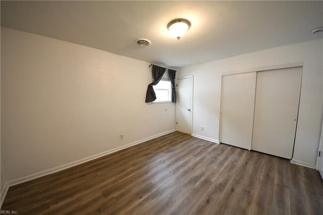 Building Photo - 823 Brentwood Dr