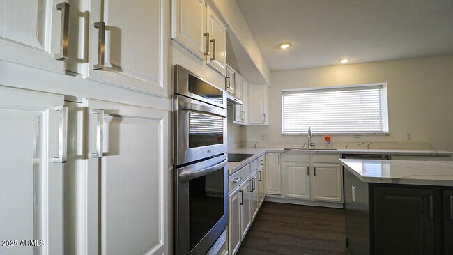 Building Photo - 7861 W Kerry Ln