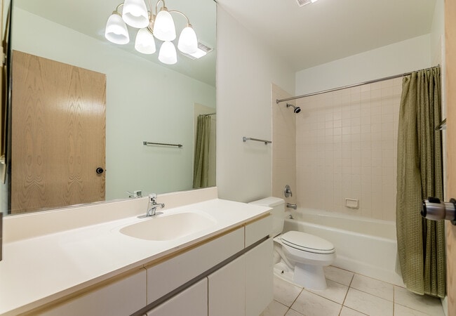 Building Photo - 939 W Huron St