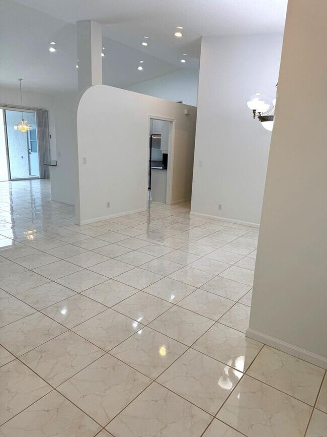 Building Photo - 106 Pepper Tree Cres