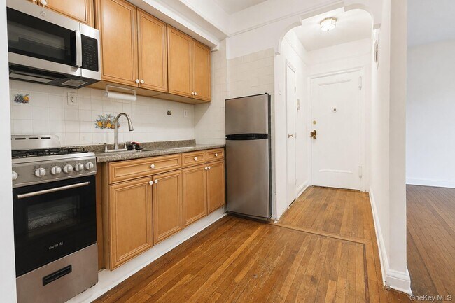 Building Photo - 167-10 Crocheron Ave