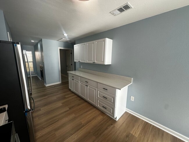 Building Photo - Quiet Neighborhood Living