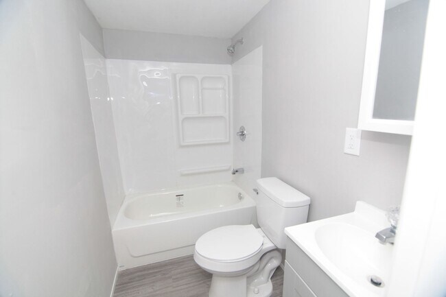 Building Photo - Updated 1 Bedroom Pet Friendly Home - Rent...