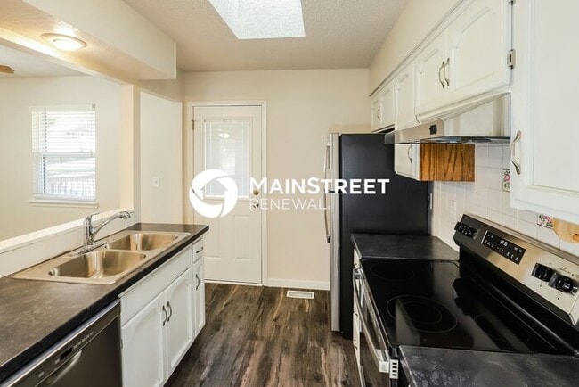 Building Photo - 4 Bedroom Pet-Friendly Home in KANSAS CITY, MO with Main Street Renewal