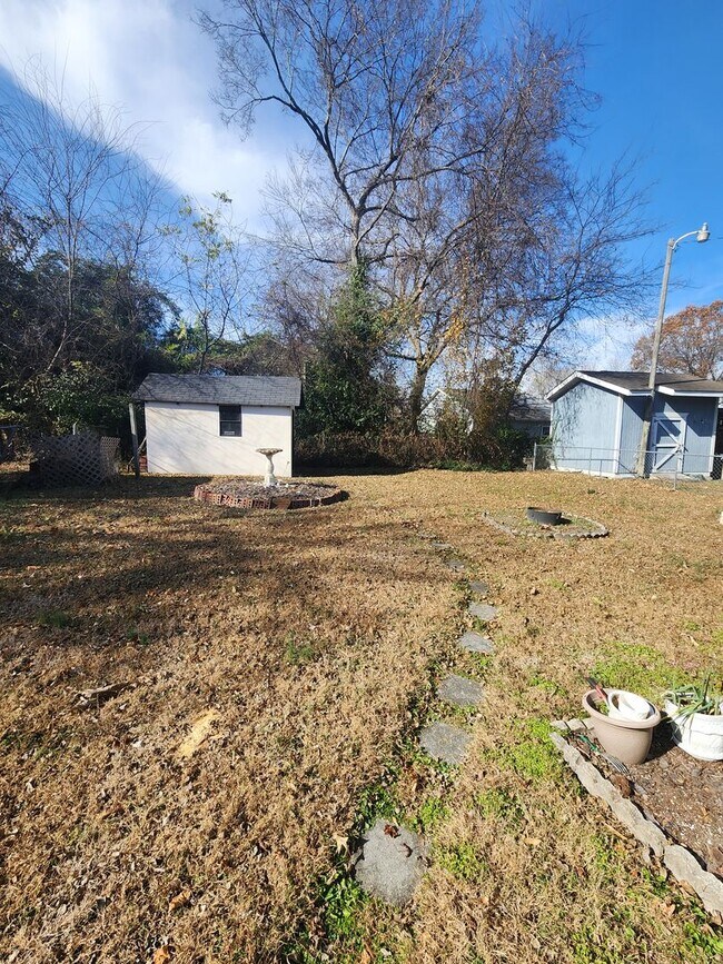 Building Photo - Chapel Hill / 3br House on N. Graham St AVAILABLE