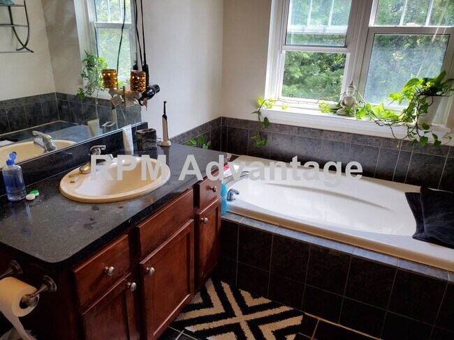 Building Photo - Gorgeous Townhouse Steps from Pool and Hik...