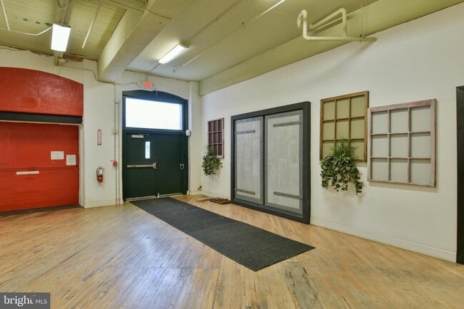 Building Photo - 200 Lincoln Ave