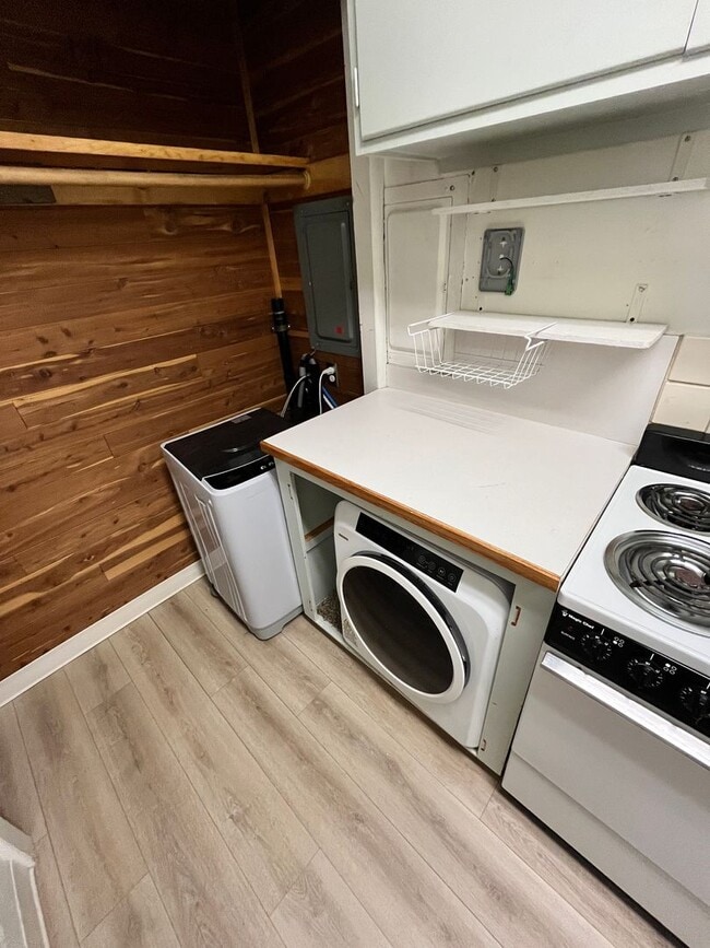 Building Photo - Perfectly Located Spacious Studio Apartment