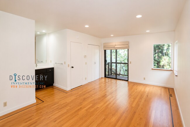 Building Photo - Montclair Four Bedroom Contemporary Late 20th Century Home