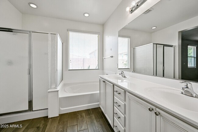 Building Photo - 2414 E Hazeltine Way