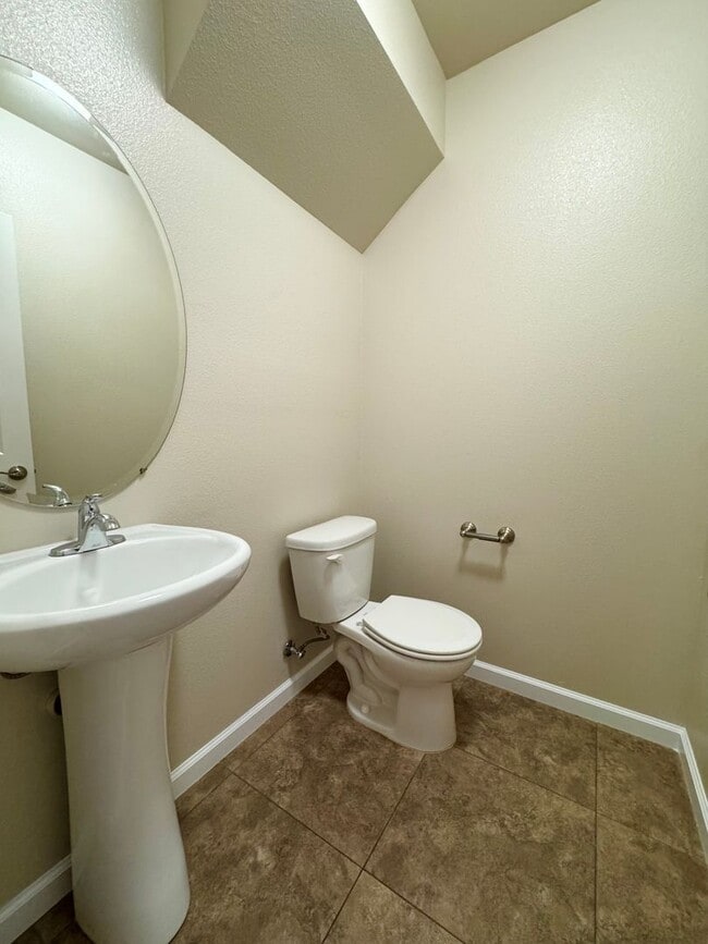 Building Photo - Luxury Townhouse in Vista Ridge Subdivision!