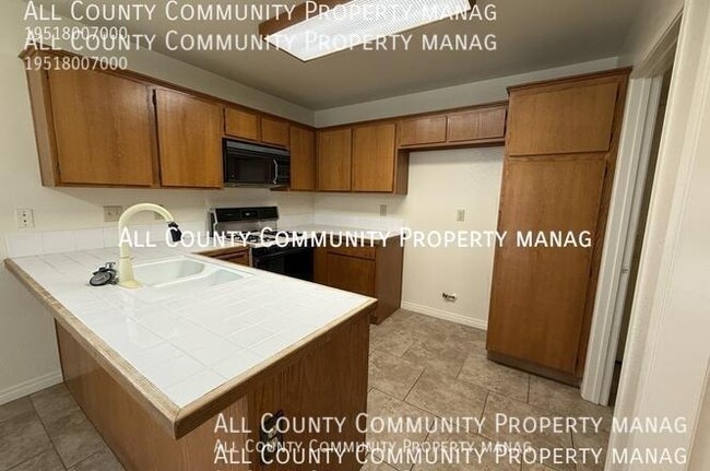 Building Photo - 2277 Oak Ave