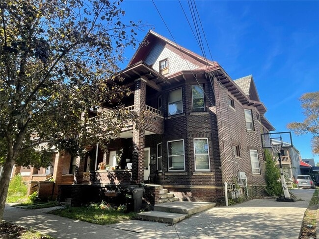 Primary Photo - 250 E 9th St