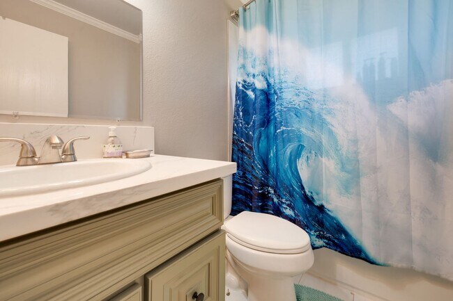 Building Photo - Charming 2 Bedroom Duplex with Private Backyard & Garage!